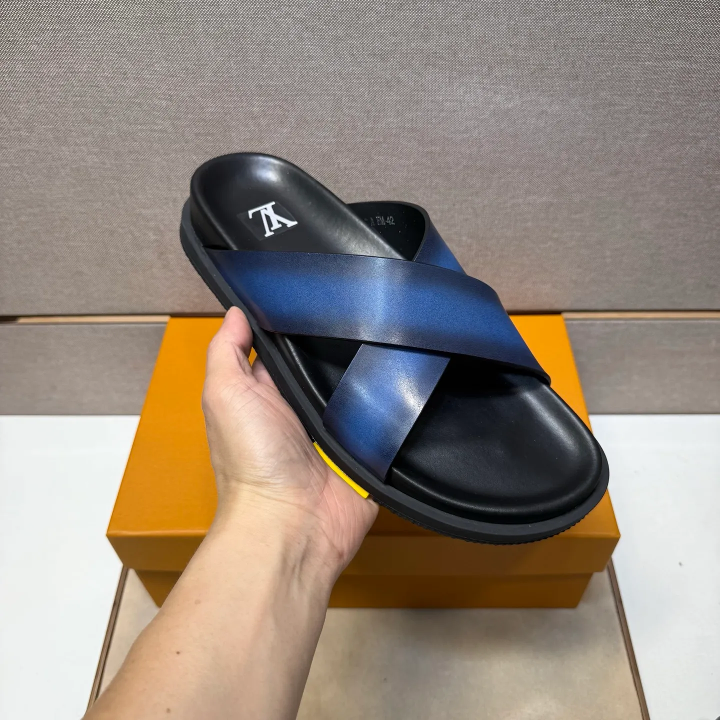 Men's men's shoes 💰pp420 [LV～] Men's casual slippers 2025z cabinet sales simultaneously 🔶Size: 38-44#️⃣ 🔷4 colors🔜The upper is made of cowhide stitching ➕Cowhide lining, comfortable and breathable, sole: original comfortable, wear-resistant and non-slip outsole, ⚠️Real 📱Photography🎬The real thing is better📢📢📢